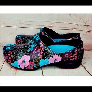 Comfortable nursing clogs 💖NEVER WORN